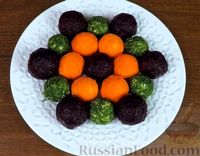 Фото приготовления рецепта: Разноцветные закусочные шарики из овощей, курицы, яиц и сыра - шаг №13