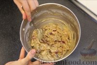 Фото приготовления рецепта: Пряный рождественский кекс с сухофруктами и цукатами - шаг №6