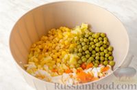 Фото приготовления рецепта: Салат "Оливье" с мидиями, кукурузой и свекольным соусом - шаг №9