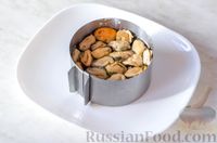 Фото приготовления рецепта: Салат "Оливье" с мидиями, кукурузой и свекольным соусом - шаг №18