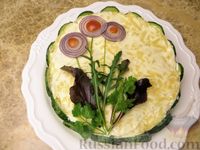 Фото к рецепту: Слоёный салат с курицей, черносливом и грибами