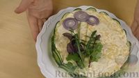 Фото приготовления рецепта: Слоёный салат с курицей, черносливом и грибами - шаг №11