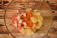 Фото приготовления рецепта: Салат с морковью по-корейски, ананасами и крабовыми палочками - шаг №3