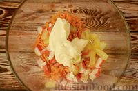 Фото приготовления рецепта: Салат с морковью по-корейски, ананасами и крабовыми палочками - шаг №5