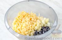 Фото приготовления рецепта: Салат с ананасами, сыром и виноградом - шаг №6