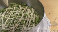 Фото приготовления рецепта: Слоёный салат с курицей, черносливом и грибами - шаг №7