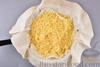 Фото приготовления рецепта: Омлет с сыром в лаваше (на сковороде) - шаг №9