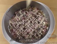 Фото приготовления рецепта: Куриные отбивные, запечённые с капустными стейками и помидорами, под сыром - шаг №8