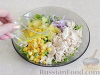 Фото приготовления рецепта: Салат с курицей, кукурузой и апельсином - шаг №6