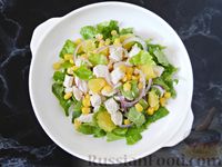 Фото приготовления рецепта: Салат с курицей, кукурузой и апельсином - шаг №7