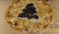 Фото приготовления рецепта: Песочный пирог с яблоками и черникой - шаг №13