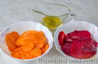 Фото приготовления рецепта: Овощные чипсы из свёклы и моркови - шаг №4