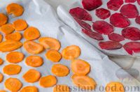 Фото приготовления рецепта: Овощные чипсы из свёклы и моркови - шаг №5