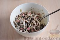 Фото приготовления рецепта: Салат с кальмарами, крабовыми палочками, шампиньонами и орехами - шаг №14