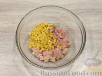 Фото приготовления рецепта: Рубленые куриные котлетки с кукурузой и сыром - шаг №3