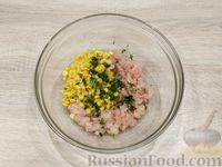Фото приготовления рецепта: Рубленые куриные котлетки с кукурузой и сыром - шаг №4