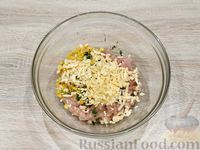 Фото приготовления рецепта: Рубленые куриные котлетки с кукурузой и сыром - шаг №5