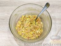 Фото приготовления рецепта: Рубленые куриные котлетки с кукурузой и сыром - шаг №8