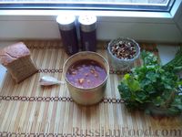Фото приготовления рецепта: Фасолевый салат с сухариками, грецкими орехами и чесноком - шаг №1