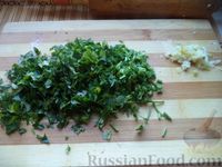 Фото приготовления рецепта: Фасолевый салат с сухариками, грецкими орехами и чесноком - шаг №4