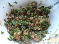 Фото приготовления рецепта: Фасолевый салат с сухариками, грецкими орехами и чесноком - шаг №7