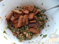 Фото приготовления рецепта: Фасолевый салат с сухариками, грецкими орехами и чесноком - шаг №8