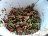Фото приготовления рецепта: Фасолевый салат с сухариками, грецкими орехами и чесноком - шаг №9