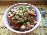 Фото приготовления рецепта: Фасолевый салат с сухариками, грецкими орехами и чесноком - шаг №10