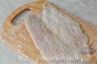 Фото приготовления рецепта: Фуршетные рулетики из сельди с плавленым сыром и солёными огурцами - шаг №3