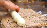 Фото приготовления рецепта: Мясной рулет с яйцом - шаг №7