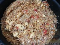 Фото приготовления рецепта: Гречка с куриным филе и помидорами - шаг №9