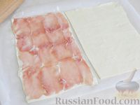Фото приготовления рецепта: Закусочные слойки «Ёлочки» с ветчиной и сливочным сыром - шаг №4