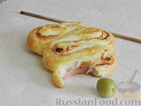 Фото приготовления рецепта: Закусочные слойки «Ёлочки» с ветчиной и сливочным сыром - шаг №12