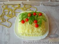Фото к рецепту: Слоёный салат с кальмарами, оливками и сыром