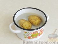 Фото приготовления рецепта: Яичница в картофеле - шаг №2