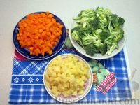 Фото приготовления рецепта: Крем-суп из брокколи и тыквы с курицей и сухариками - шаг №3