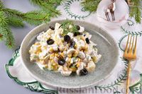 Фото приготовления рецепта: Салат с курицей, ананасами, маринованными шампиньонами и кукурузой - шаг №13