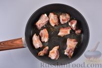 Фото приготовления рецепта: Фасолевый суп со свиными рёбрышками и шампиньонами - шаг №5