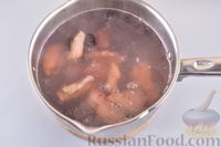 Фото приготовления рецепта: Фасолевый суп со свиными рёбрышками и шампиньонами - шаг №6