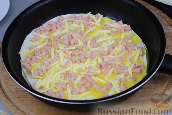 Омлет с колбасой и сыром на завтрак рецепт
