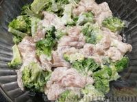 Фото приготовления рецепта: Куриное филе, запеченное с брокколи, под сырным соусом - шаг №7