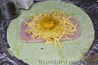Фото приготовления рецепта: Яичница в лаваше с ветчиной и сыром (в духовке) - шаг №4