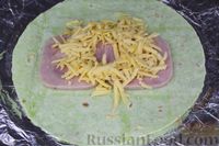 Фото приготовления рецепта: Яичница в лаваше с ветчиной и сыром (в духовке) - шаг №3