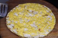 Фото приготовления рецепта: Омлет в лаваше с колбасой и сыром - шаг №13