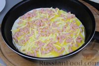 Фото приготовления рецепта: Омлет в лаваше с колбасой и сыром - шаг №10