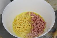 Фото приготовления рецепта: Омлет в лаваше с колбасой и сыром - шаг №7