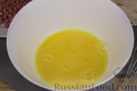 Фото приготовления рецепта: Омлет в лаваше с колбасой и сыром - шаг №6