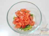 Фото приготовления рецепта: Рыба, запеченная под соусом из сметаны, помидоров и сыра - шаг №8