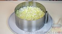 Фото приготовления рецепта: Новогодний слоёный салат "Мышки" с курицей, сыром и овощами - шаг №5