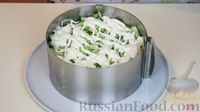 Фото приготовления рецепта: Новогодний слоёный салат "Мышки" с курицей, сыром и овощами - шаг №6